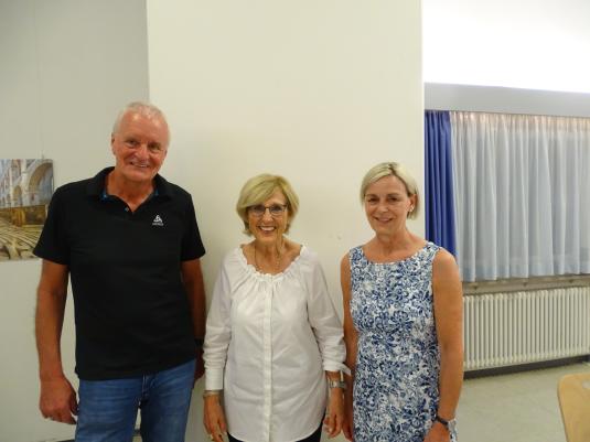Im Bild das Ehepaar Stegemann mit Gisela Hampe vom Hospizverein (Mitte)
