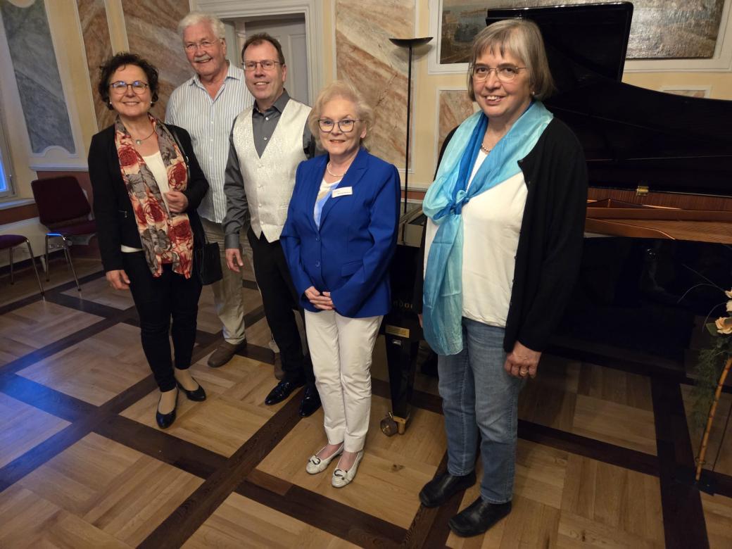 Birgit Wohland-Braun (Hospizverein), Herbert van Dyk (Kulturkreis Grafenau), MIchael Kuhn, Monica Wejwar und Elisabeth Kenntner-Scheible (Hospizverein) Birgit Wohland-Braun (Hospizverein), Herbert van Dyk (Kulturkreis Grafenau), MIchael Kuhn, Monica Wejwar und Elisabeth Kenntner-Scheible (Hospizverein)